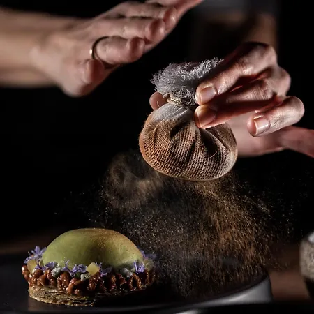 웨스트 이스트 스위트 5* 이메로비글리