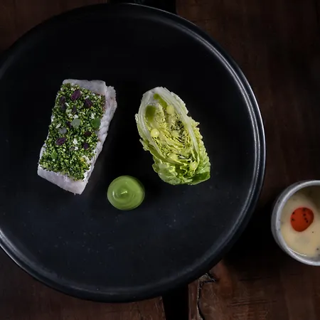 웨스트 이스트 스위트 5* 이메로비글리