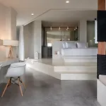 אתר נופש West East 5*